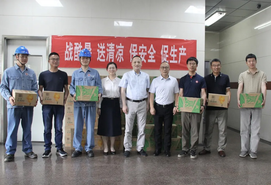 上海醫(yī)藥沈波總裁一行慰問(wèn)常藥廠一線員工