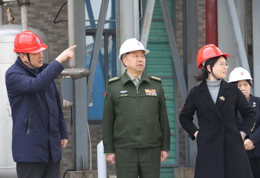 常州市委常委、常州軍分區(qū)大校司令員廖鵬一行來常州制藥廠調(diào)研公司黨管武裝相關(guān)工作